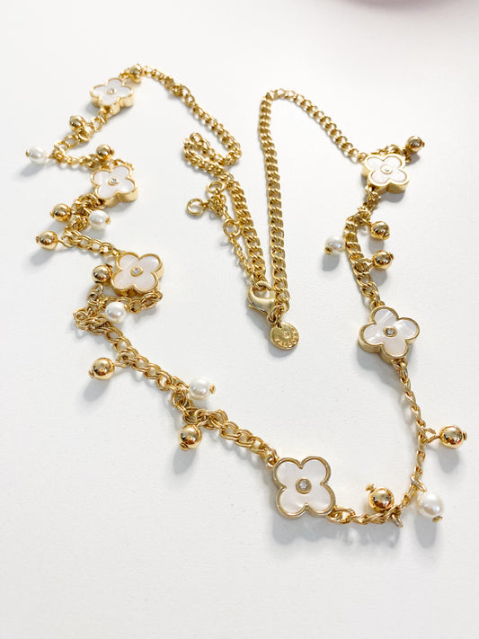 Le Pearl Flower Necklace